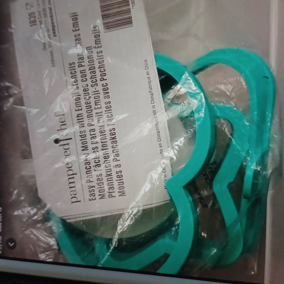 Pampered Chef emoji pancake silicone mold with emoji Stencil and Mickey Mouse - Picture 6 of 6